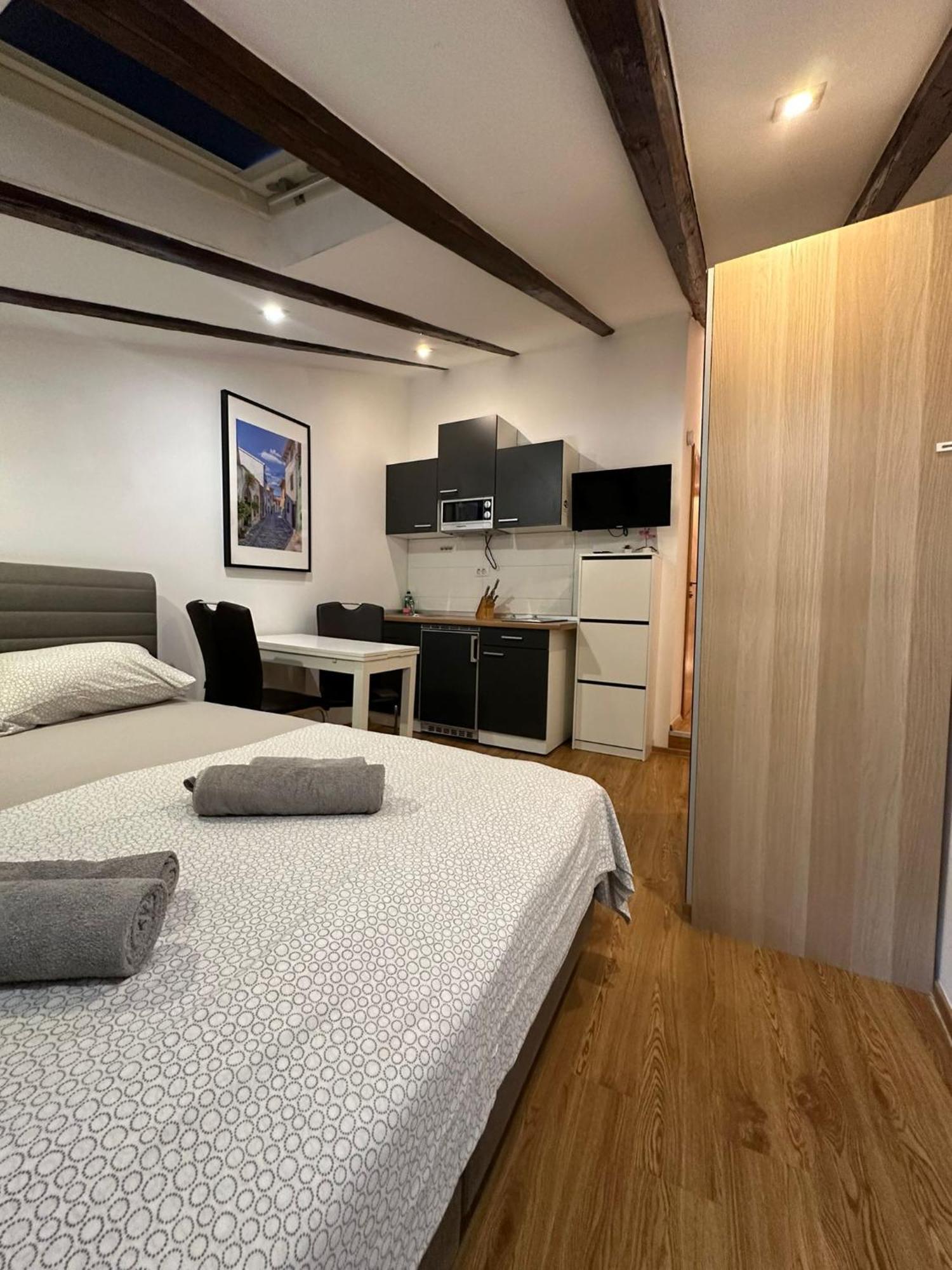 Apartment In The Heart Of Pula Bagian luar foto